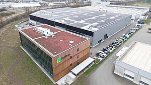 Vue aérienne du bâtiment de l'entreprise Novotegra à Tübingen avec système photovoltaïque intégré