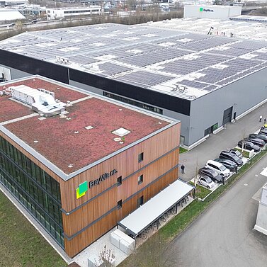 Luchtopname van het Novotegra bedrijfspand in Tübingen met geïntegreerde zonne-energiecentrale