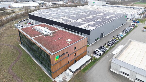 Fotografía aérea del edificio corporativo de Novotegra en Tübingen con su sistema fotovoltaico integrado